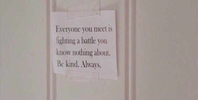 Be kind перевод. Записка Нуры на стене. СКАМ надпись на стене Нуры. СКАМ фраза на стене. СКАМ Норвегия записка на стене Нуры.